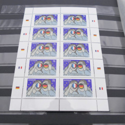 Lot de feuillets de timbres neufs du monde en un album.