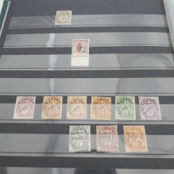 Vrac de timbres de France et monde en un carton.