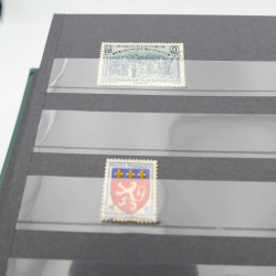 Vrac de timbres de France et monde en un carton.