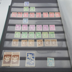 Vrac de timbres de France et monde en un carton.