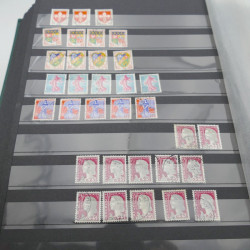 Vrac de timbres de France et monde en un carton.