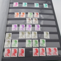 Vrac de timbres de France et monde en un carton.