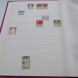 Vrac de timbres de France et monde en un carton.