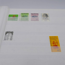 Vrac de timbres de France et monde en un carton.