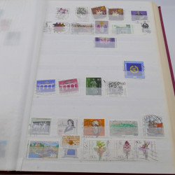 Vrac de timbres de France et monde en un carton.