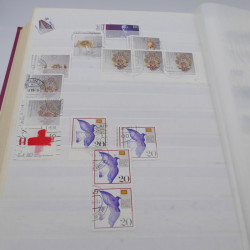 Vrac de timbres de France et monde en un carton.