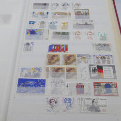 Vrac de timbres de France et monde en un carton.