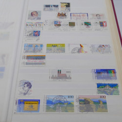 Vrac de timbres de France et monde en un carton.