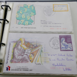 Vrac de timbres de France et monde en un carton.