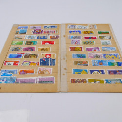 Vrac de timbres de France et monde en un carton.