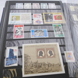 Collection timbres d'Allemagne de l'Est 1977-1989 neuf** en 2 albums.