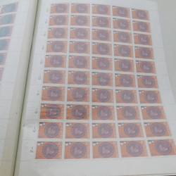 Lot de feuilles entières de timbres du monde en un album.