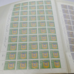 Lot de feuilles entières de timbres du monde en un album.