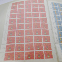 Lot de feuilles entières de timbres du monde en un album.