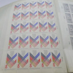 Lot de feuilles entières de timbres du monde en un album.