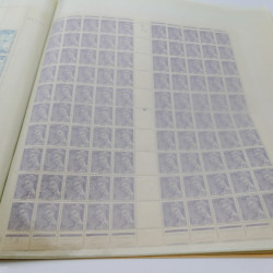 Lot de feuilles entières de timbres du monde en un album.