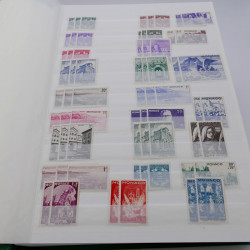 Stock de timbres de Monaco neufs** en un album.