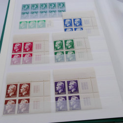 Stock de timbres de Monaco neufs** en un album.