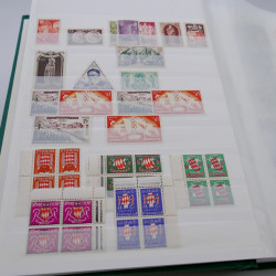 Stock de timbres de Monaco neufs** en un album.