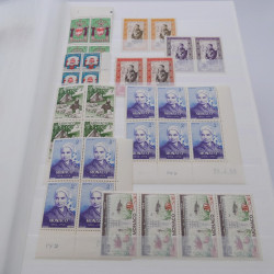 Stock de timbres de Monaco neufs** en un album.