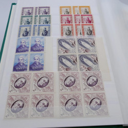 Stock de timbres de Monaco neufs** en un album.