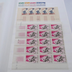 Stock de timbres de Monaco neufs** en un album.