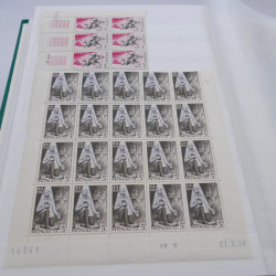 Stock de timbres de Monaco neufs** en un album.