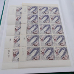 Stock de timbres de Monaco neufs** en un album.