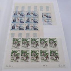 Stock de timbres de Monaco neufs** en un album.