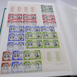 Stock de timbres de Monaco neufs** en un album.