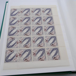 Stock de timbres de Monaco neufs** en un album.