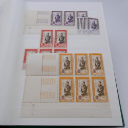 Stock de timbres de Monaco neufs** en un album.