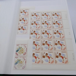 Stock de timbres de Monaco neufs** en un album.