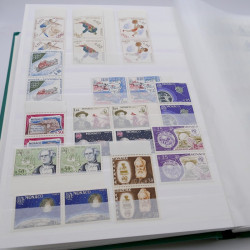 Stock de timbres de Monaco neufs** en un album.