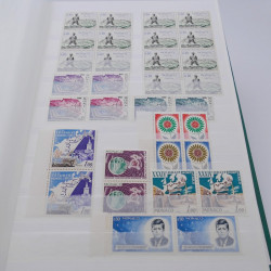 Stock de timbres de Monaco neufs** en un album.