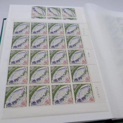 Stock de timbres de Monaco neufs** en un album.