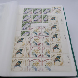 Stock de timbres de Monaco neufs** en un album.