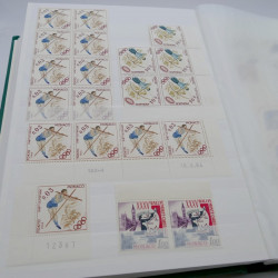 Stock de timbres de Monaco neufs** en un album.