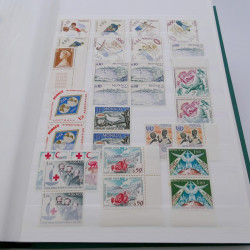 Stock de timbres de Monaco neufs** en un album.