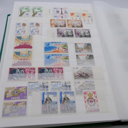 Stock de timbres de Monaco neufs** en un album.