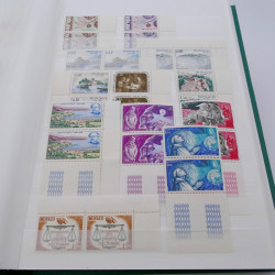 Stock de timbres de Monaco neufs** en un album.