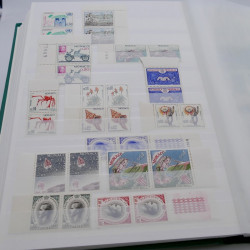 Stock de timbres de Monaco neufs** en un album.