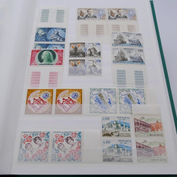 Stock de timbres de Monaco neufs** en un album.