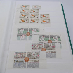 Stock de timbres de Monaco neufs** en un album.