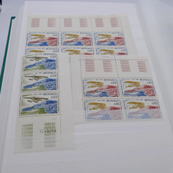 Stock de timbres de Monaco neufs** en un album.