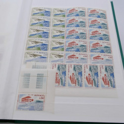 Stock de timbres de Monaco neufs** en un album.