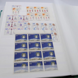 Stock de timbres de Monaco neufs** en un album.