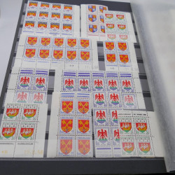 Stock de timbres de France neufs** en deux albums.