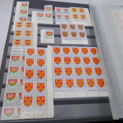 Stock de timbres de France neufs** en deux albums.