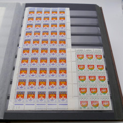 Stock de timbres de France neufs** en deux albums.